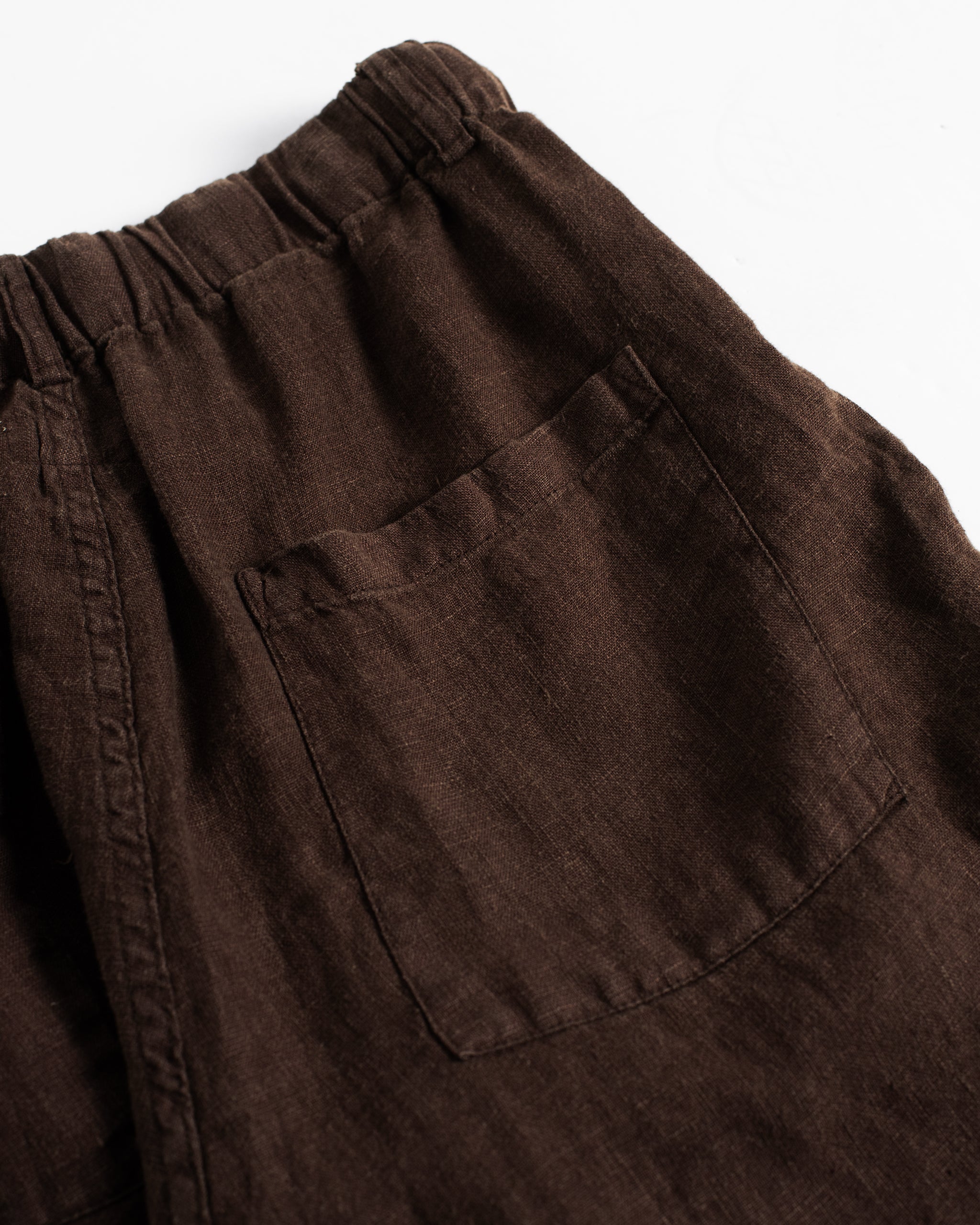 Pack pocket detail of Bather men's dark brown linen drawstring shorts