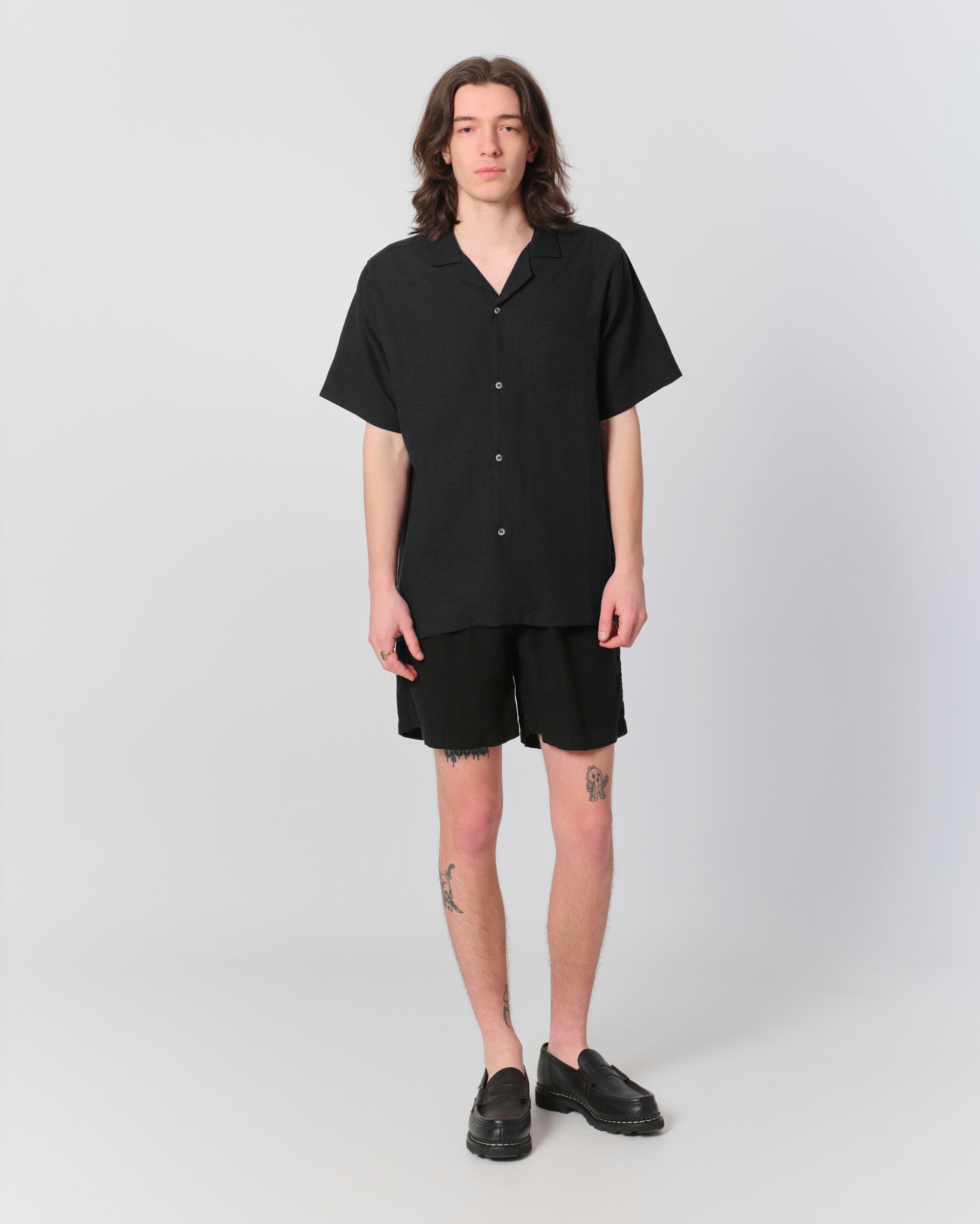 Model wearing Bather men's black linen leisure shorts